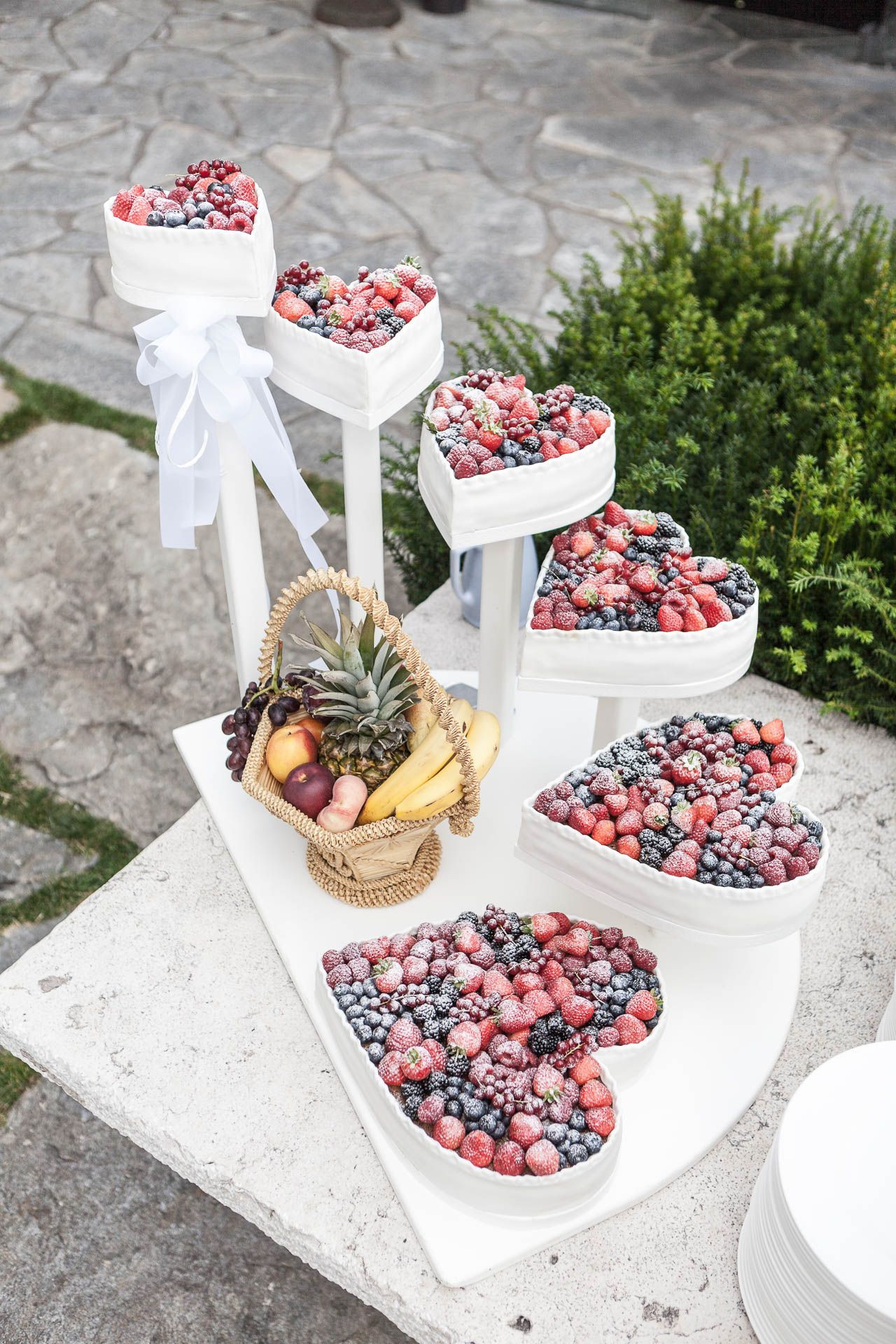 Hochzeitstorte Beeren
 Mehrstöckige Hochzeitstorte in Herzform mit Beeren