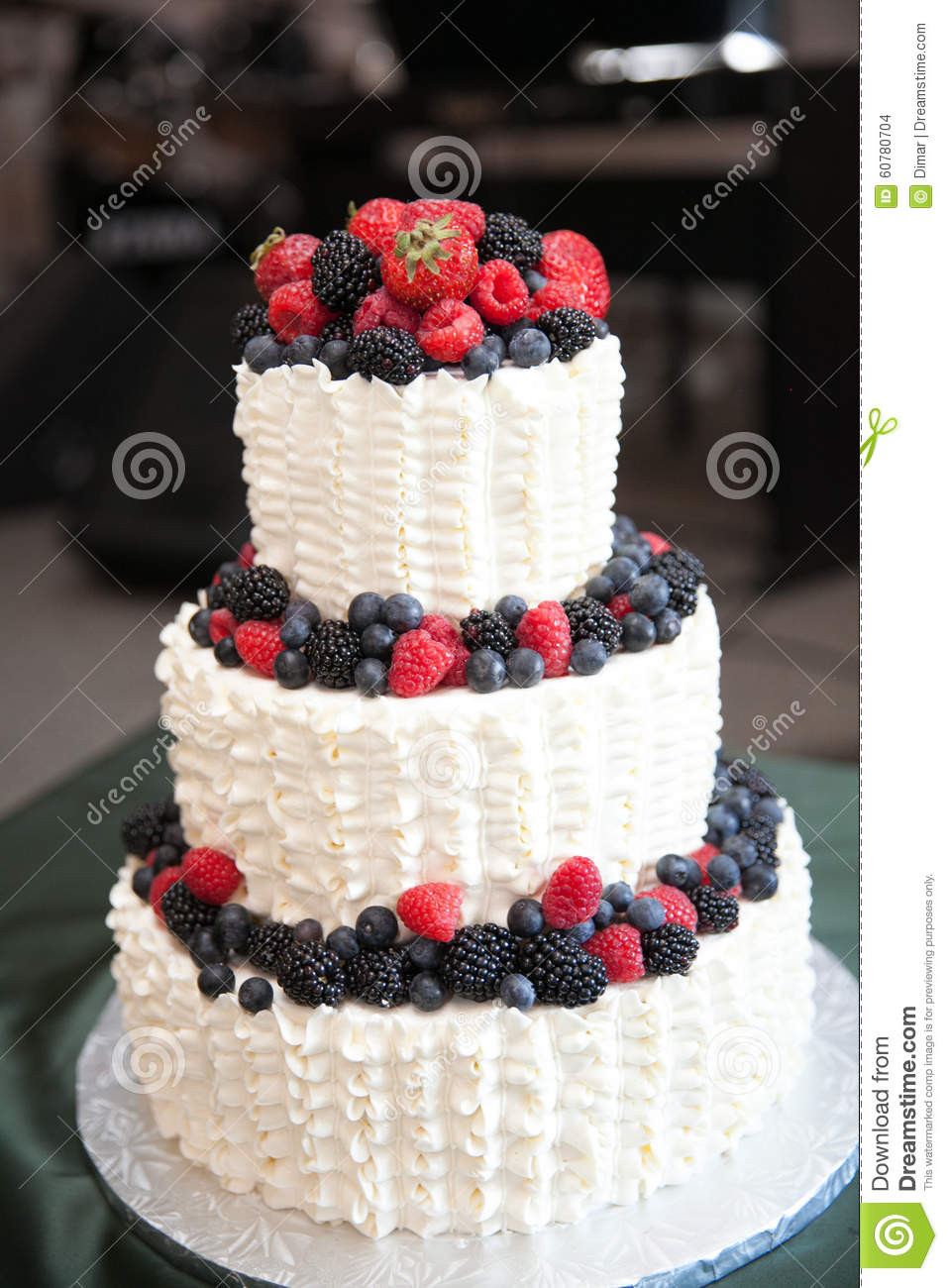 Hochzeitstorte Beeren
 Hochzeitstorte mit Beeren stockfoto Bild von floral