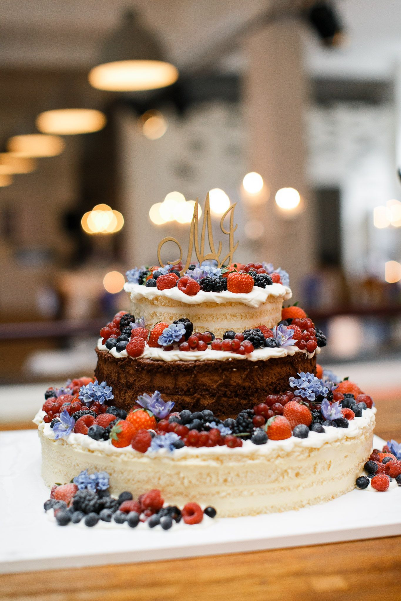 Hochzeitstorte Beeren
 wedding cake ♥ cake Hochzeitstorte mit Beeren Foto