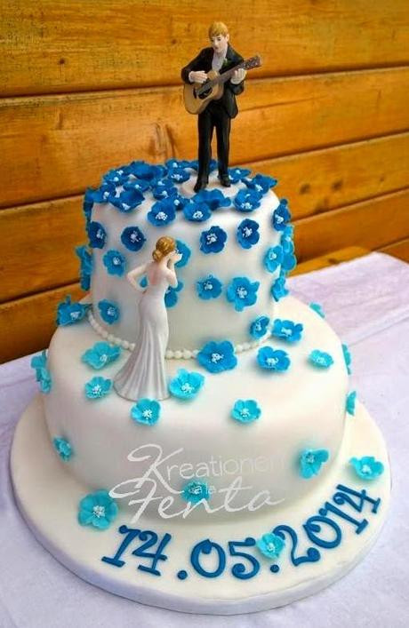 Hochzeitstorte Blau Weiß
 Hochzeitstorte in Blau Weiß