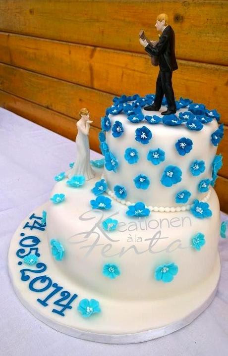 Hochzeitstorte Blau Weiß
 Hochzeitstorte in Blau Weiß