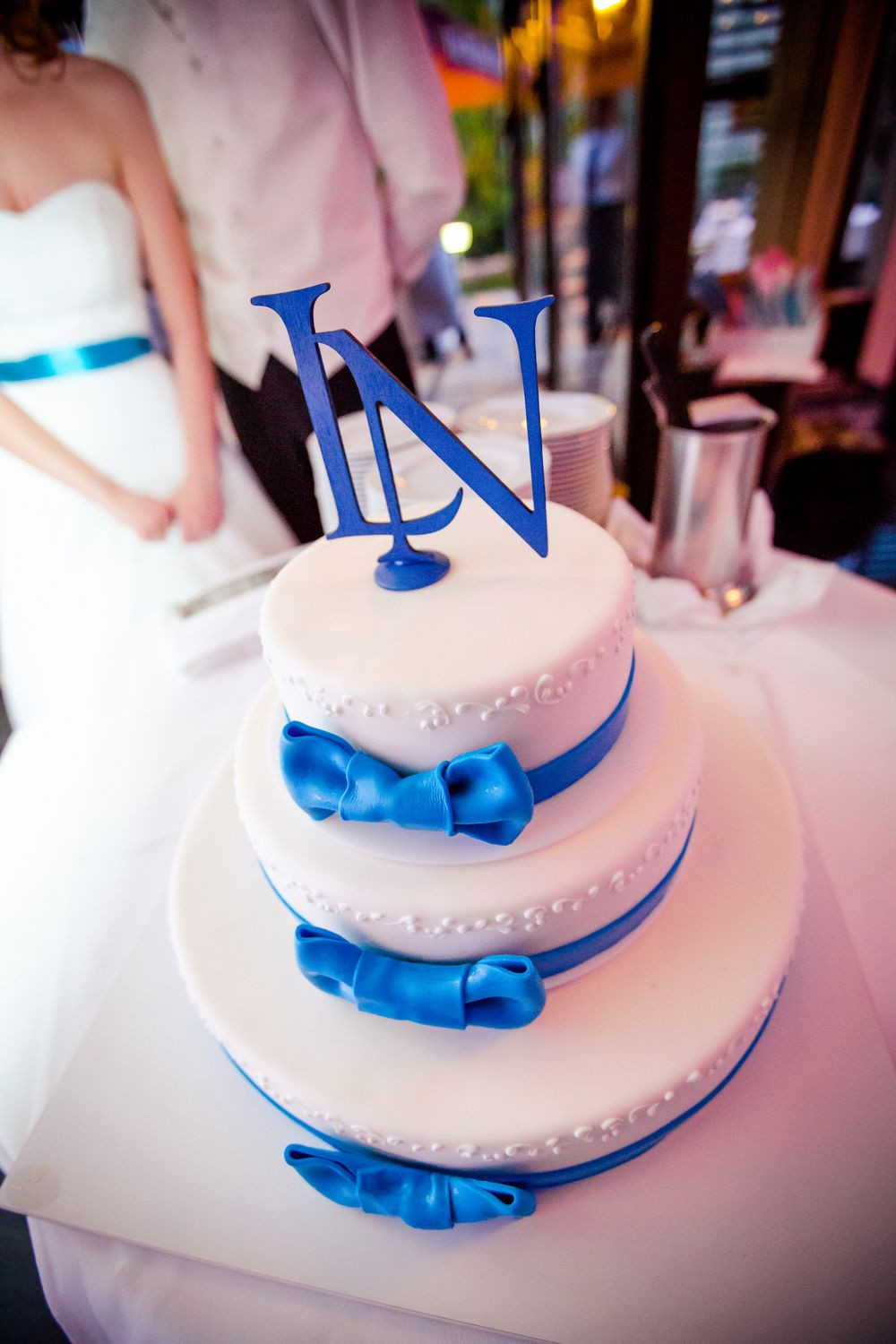 Hochzeitstorte Blau Weiß
 Hochzeitstorte weiß blau mit Schleifen