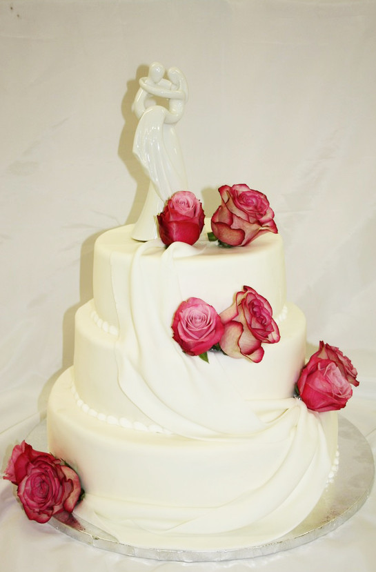 Hochzeitstorte Blau Weiß
 Hochzeitstorte in weiss mit roten Rosen und Paar