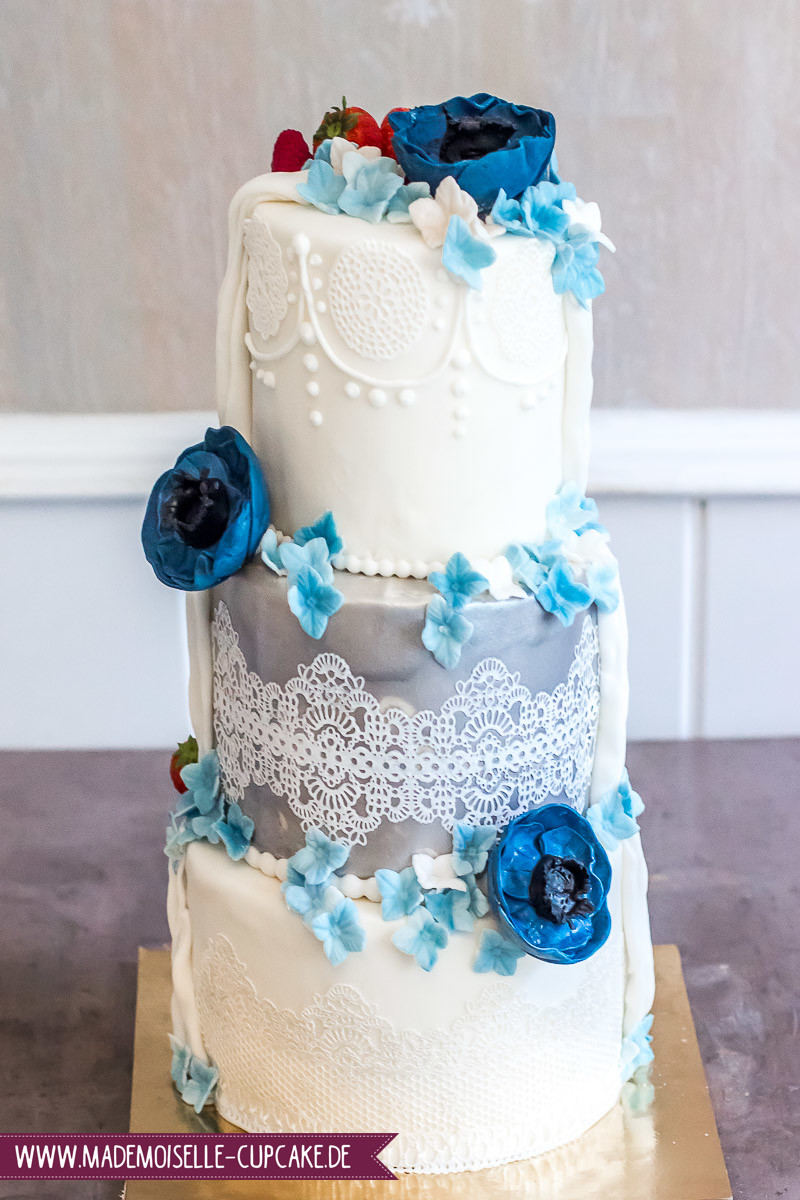 Hochzeitstorte Blau Weiß
 Blauer Mohn Mademoiselle Cupcake