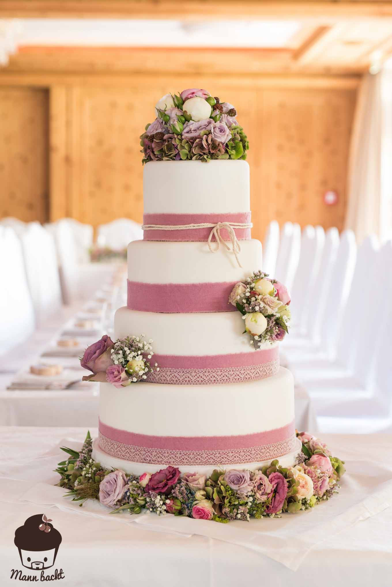 Hochzeitstorte Blumen
 Vintage Wedding Cake im Blumenmeer Mann backt