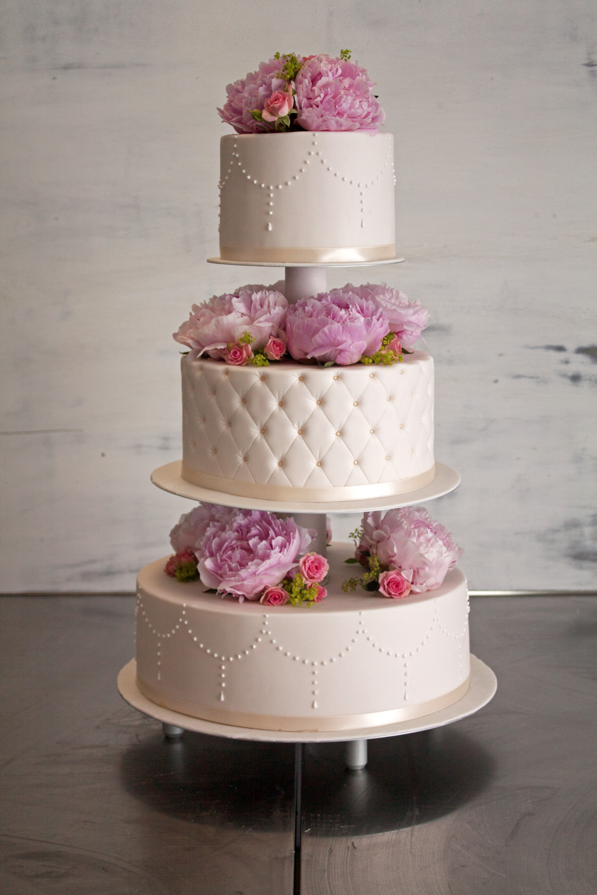 Hochzeitstorte Blumen
 Hochzeitstorte mit echten Blumen auf einer Etagere Die