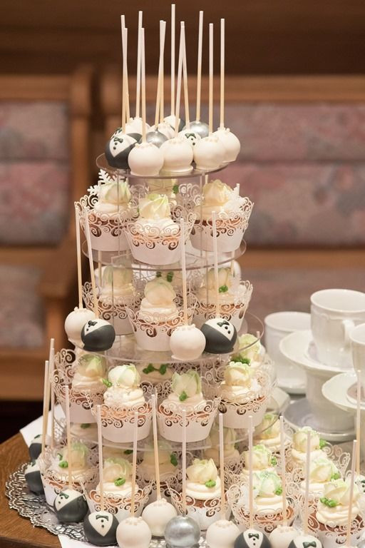 Hochzeitstorte Cupcakes
 Unsere Hochzeitstorte Cupcakes und Cakepops in weiß