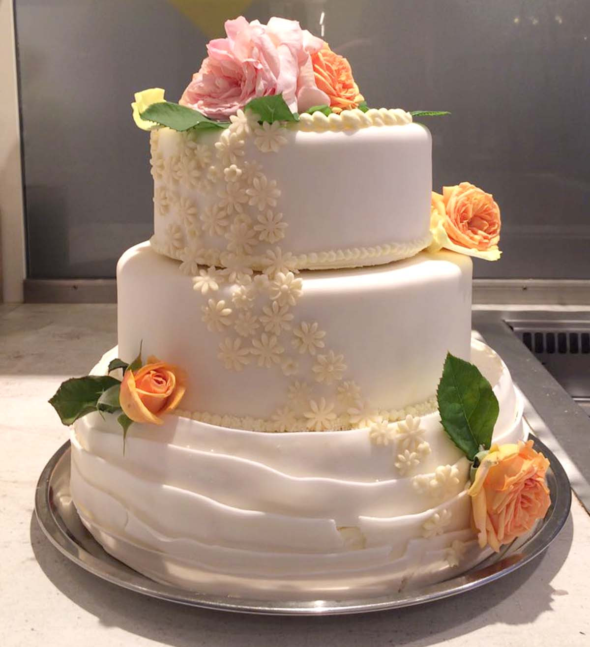 Hochzeitstorte Dresden
 Hochzeitstorte mit echten Rosen › Bäckerei & Konditorei