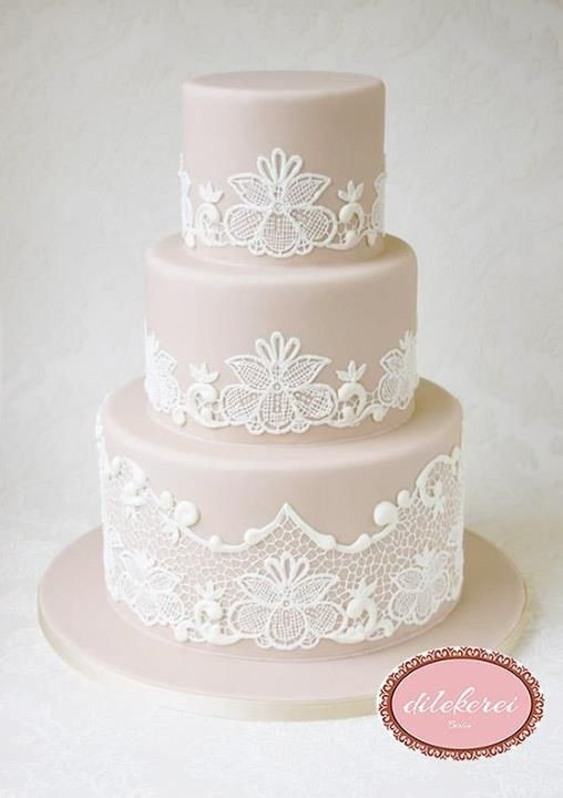 Hochzeitstorte Elegant
 Torte zartrosa und Spitze