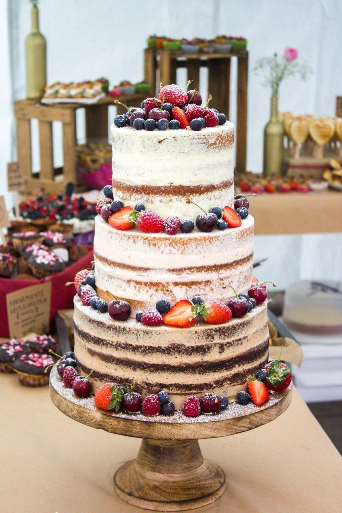 Hochzeitstorte Früchte
 Traumhafte Hochzeitstorte mit Schokolade Erdbeere und