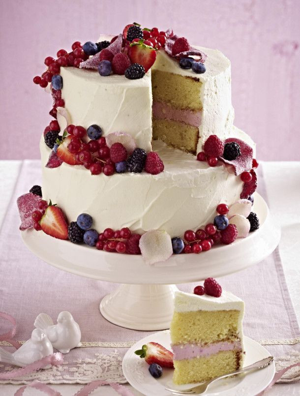 Hochzeitstorte Füllung
 Hochzeitstorte mit Beeren Topping Rezept in 2019