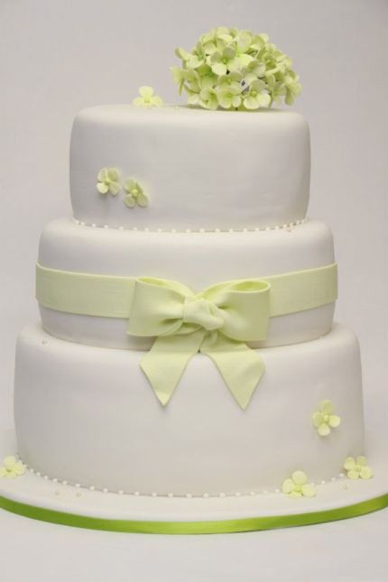 Hochzeitstorte Grün Weiß
 v 3 stöckige Hochzeitstorte oval cremeweiß mit grüner