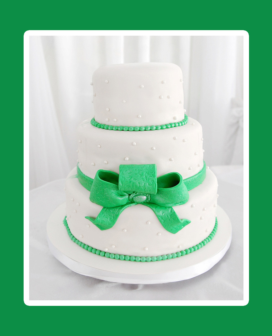 Hochzeitstorte Grün Weiß
 Dreistöckige Hochzeitstorte in Weiß und Grün – Hochzeitstorten