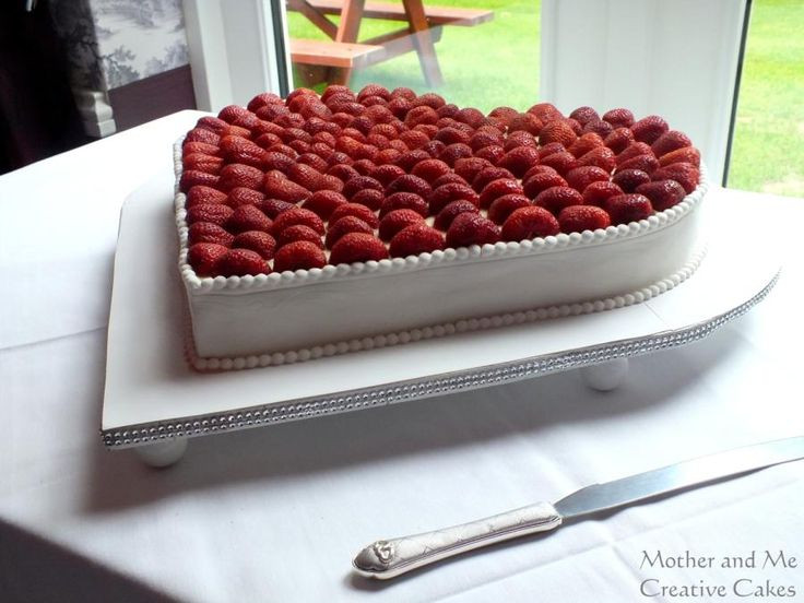 Hochzeitstorte Herz Erdbeeren
 Herz Hochzeitstorte mit Erdbeeren – Kuchen von Mutter und