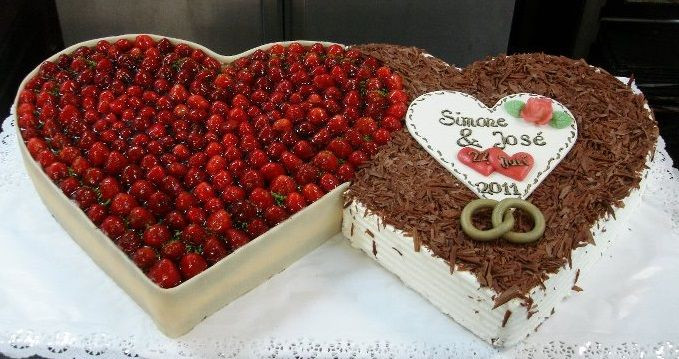 Hochzeitstorte Herz Erdbeeren
 Doppelherz aus Erdbeertorte und Schwarzwälder Kirschtorte
