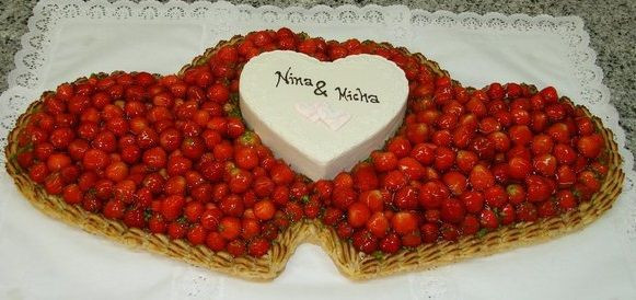 Hochzeitstorte Herz Erdbeeren
 Doppelherztorte aus Erdbeeren mit kleiner Dekortorte aus