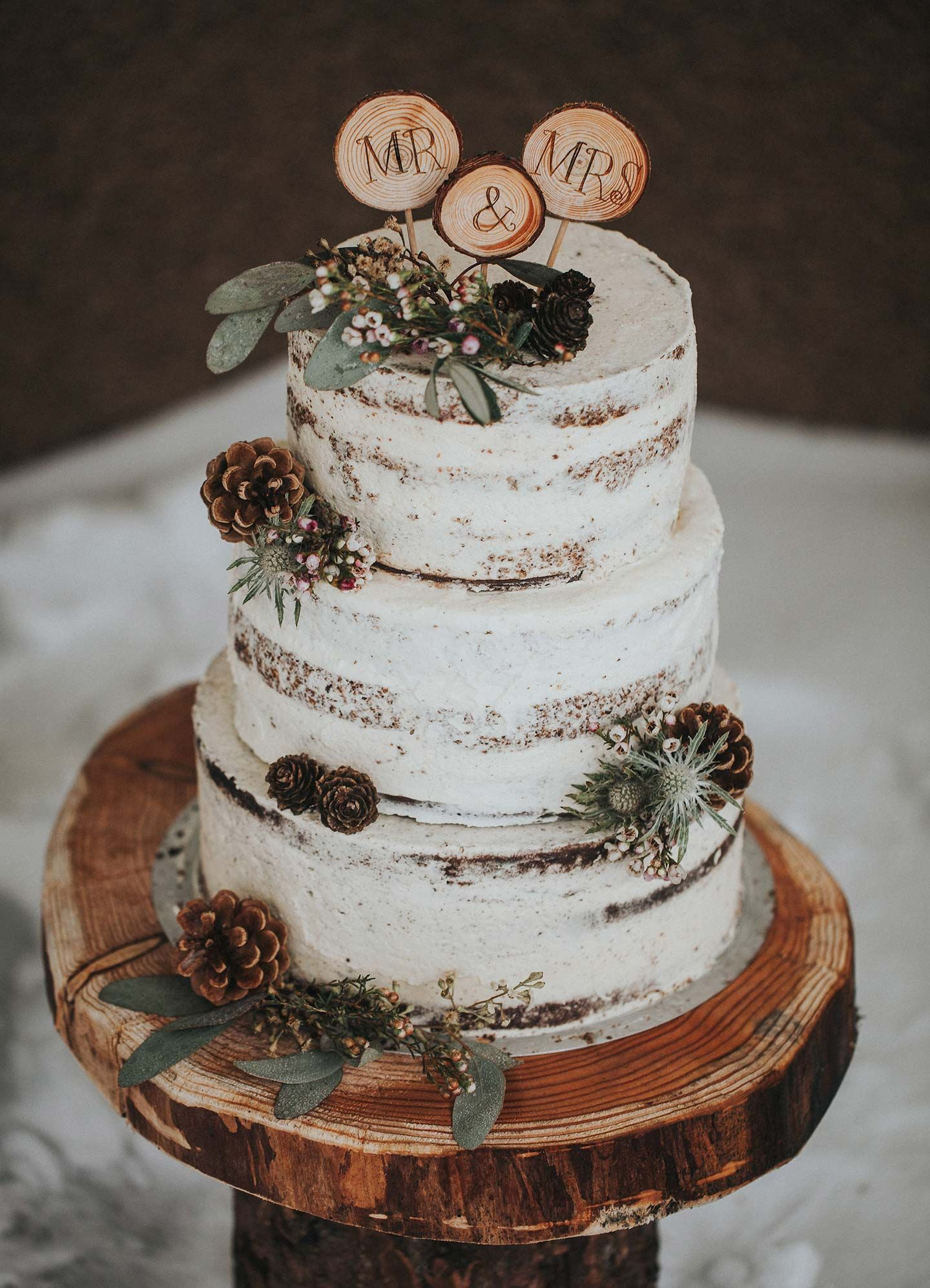 Hochzeitstorte Holzoptik
 Wooden Wedding – Winterhochzeitsidee im Wald