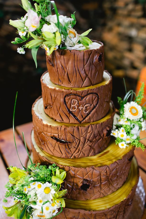 Hochzeitstorte Holzoptik
 Sommerliche Gartenhochzeit von Karl Blümel graphy