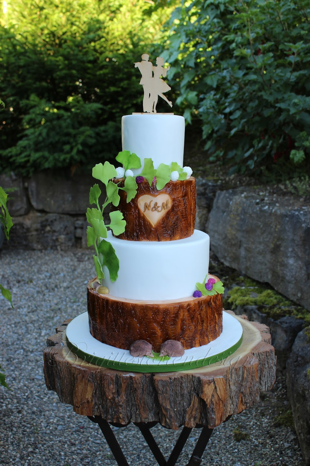 Hochzeitstorte Holzoptik
 Rustikale Hochzeitstorte mit Holzoptik und Gingkoblättern