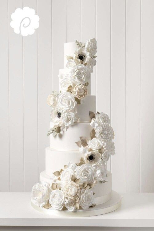 Hochzeitstorte Romantisch
 Beautiful cascading Sugarflowers