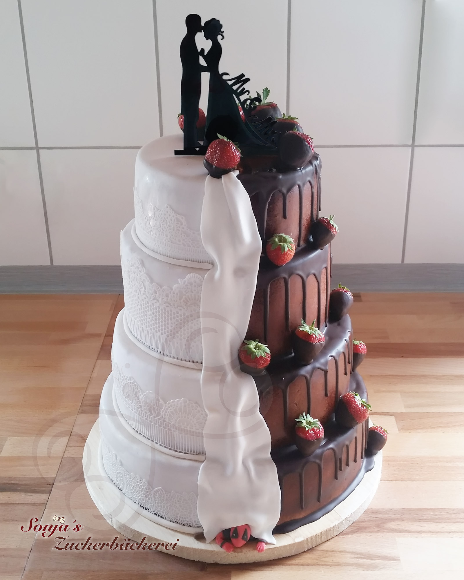 Hochzeitstorte Schwarz Weiß
 Hochzeitstorte Schwarz und Weiß