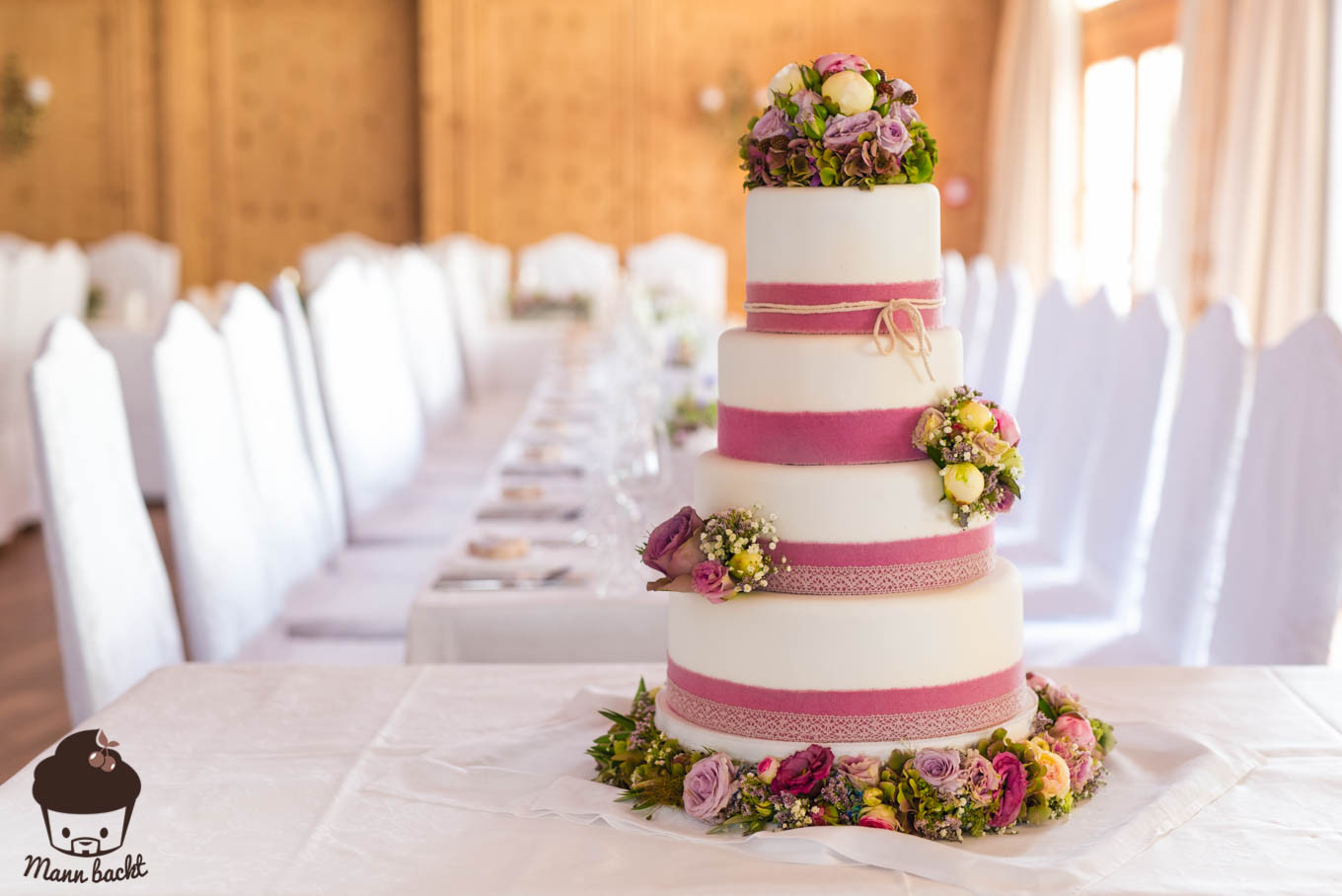 Hochzeitstorte Vintage
 Vintage Wedding Cake im Blumenmeer Mann backt