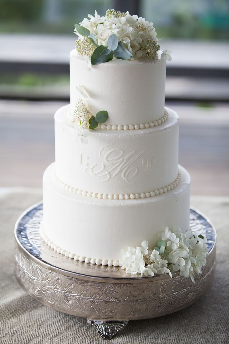 Hochzeitstorte Weiß
 Hochzeitstorte in weiß mit weissen Blumen verziert