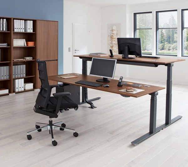 Höhenverstellbarer Schreibtisch
 Elektrisch höhenverstellbarer Schreibtisch „CREW“