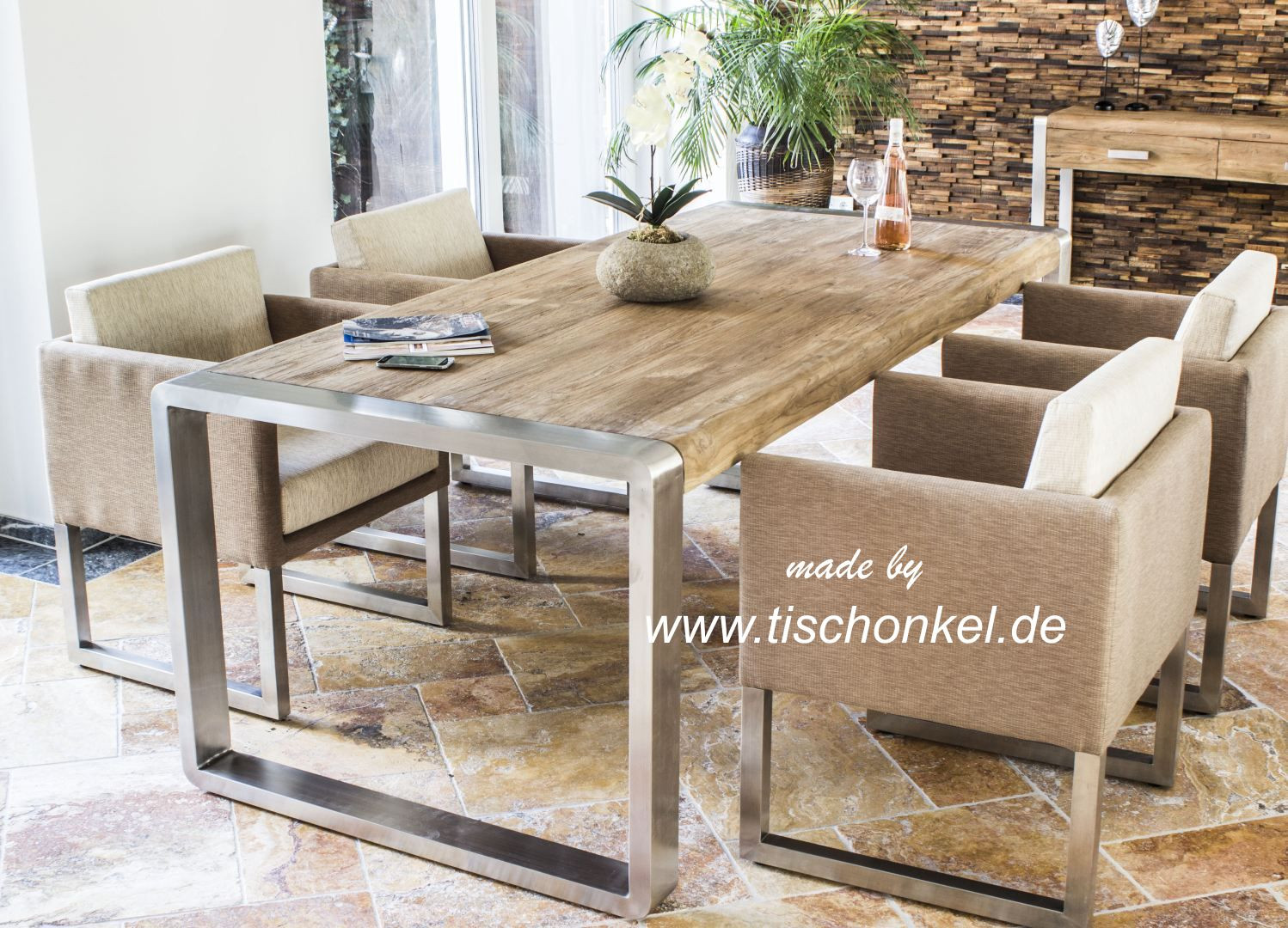 Holz Esstisch
 Esstisch aus recyceltem Holz mit Edelstahl Der Tischonkel