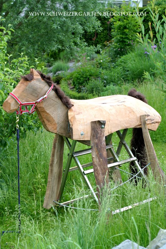 Holzpferd Garten
 Ein Schweizer Garten Rosalie