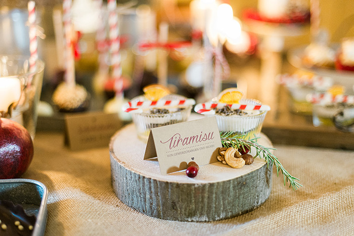 Holzscheiben Deko Hochzeit
 Hochzeitstorten und Cupcakes