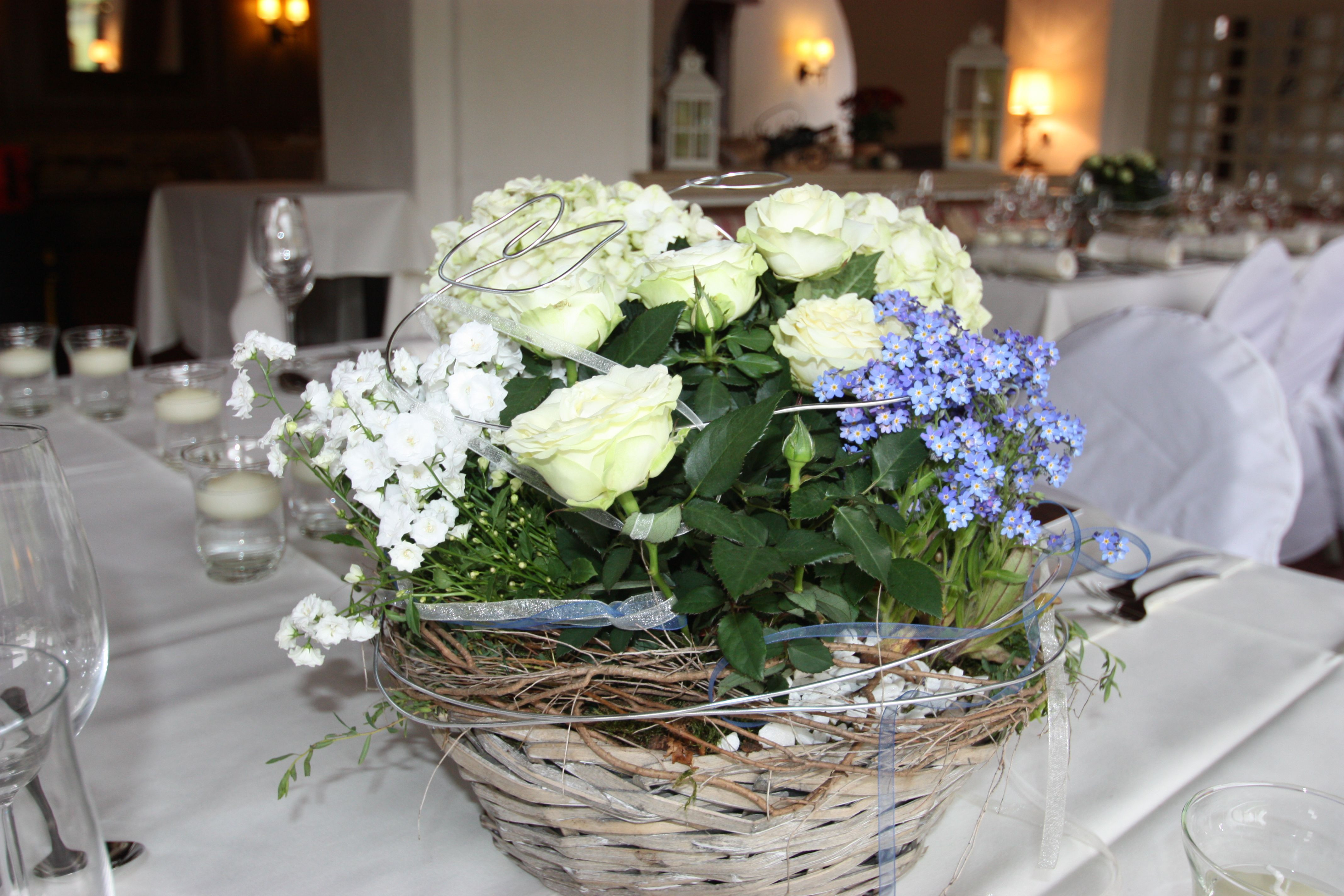 Hortensien Hochzeit
 Bepflanzte Körbe als Tischdekoration Rosen Hortensien