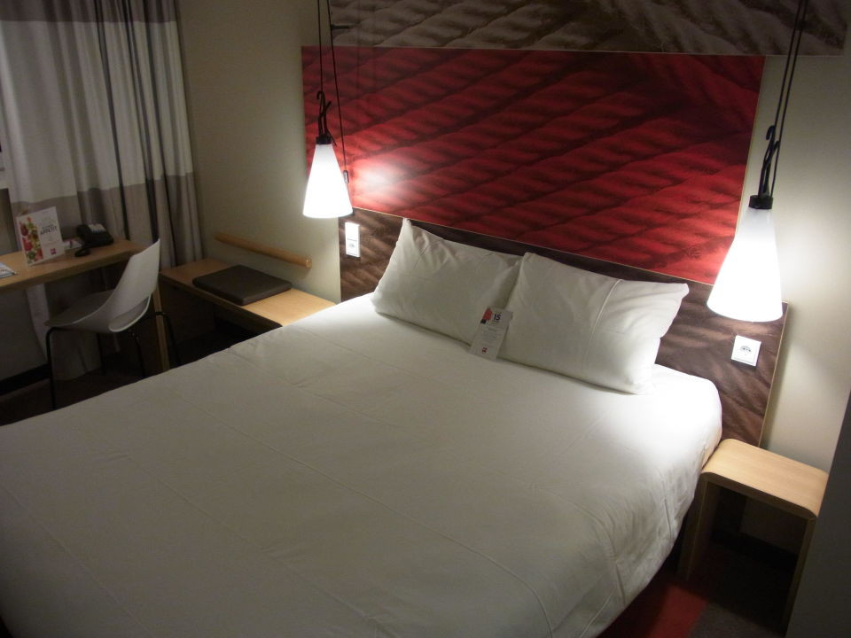 Ibis Bett
 "Bett" ibis Hotel Hamburg City Hamburg • HolidayCheck