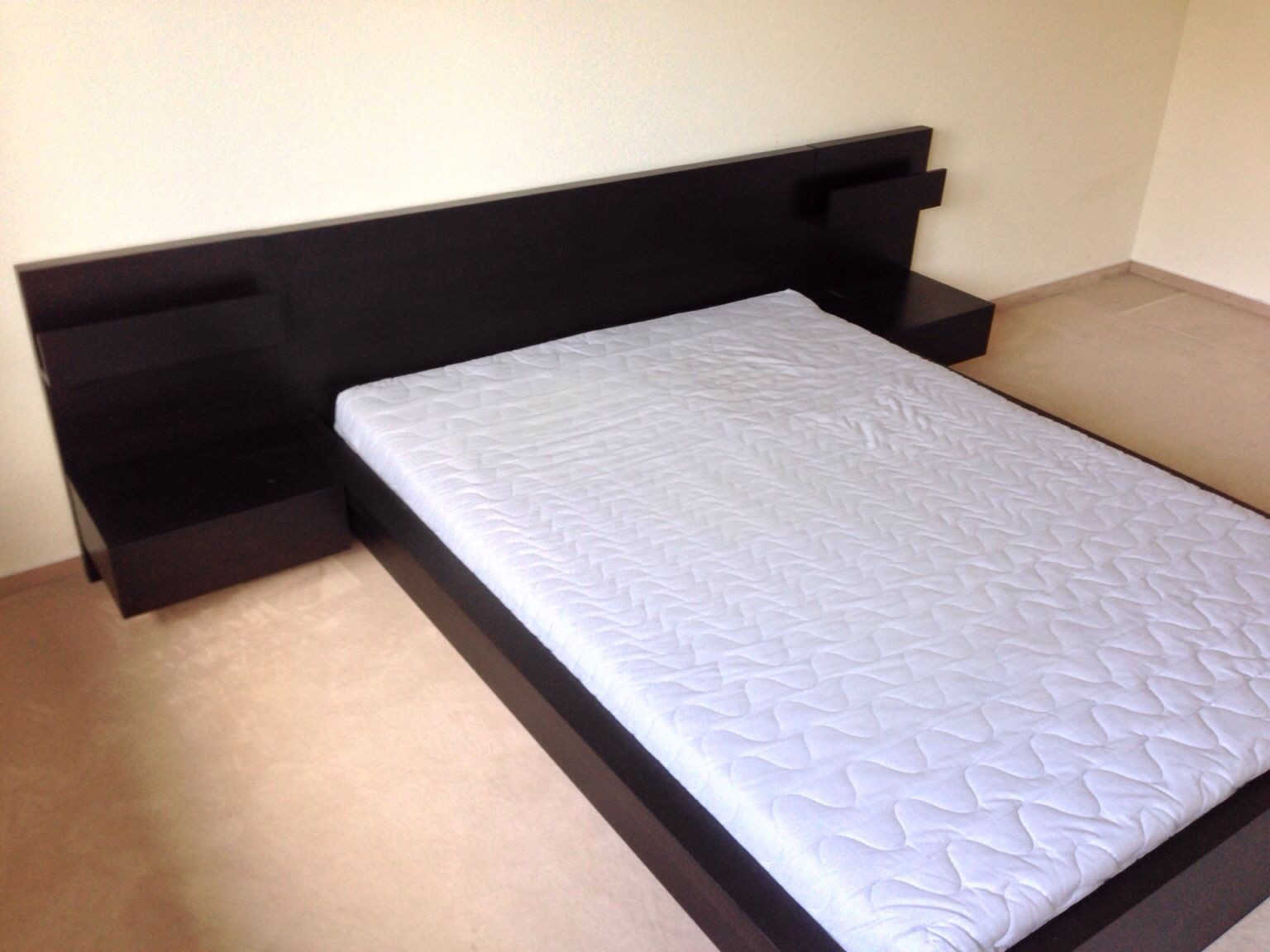 Ikea Malm Bett
 Gebraucht Ikea Malm Bett inkl Nachttisch Matraze Rost in