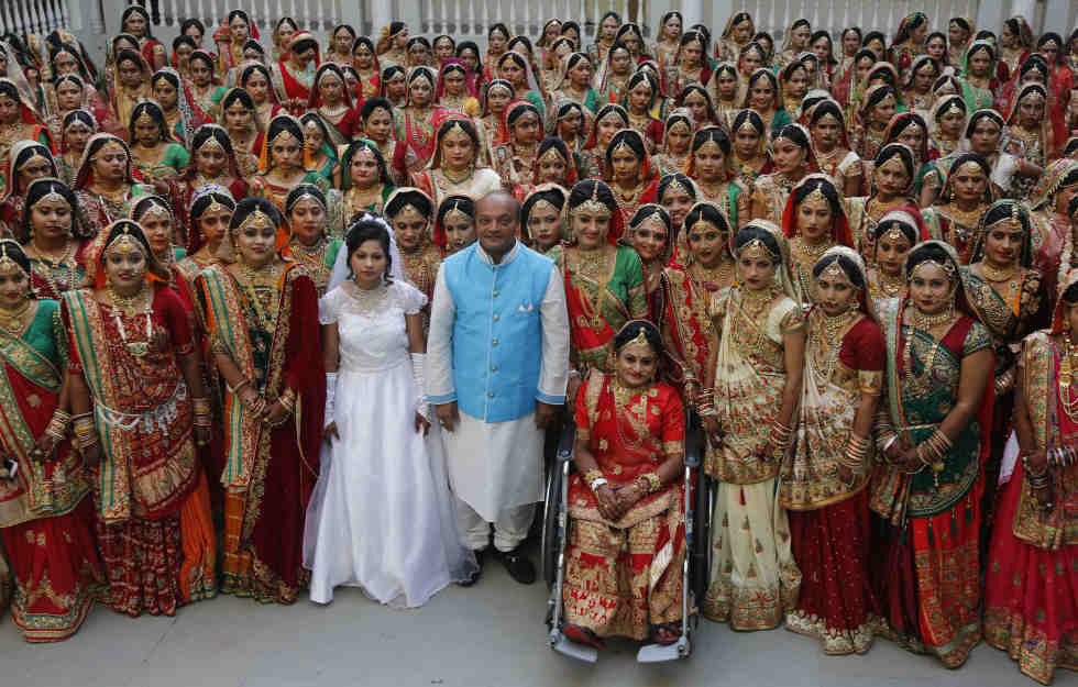 Indien Hochzeit
 Spendables Fest Unternehmer bezahlt 251 Frauen