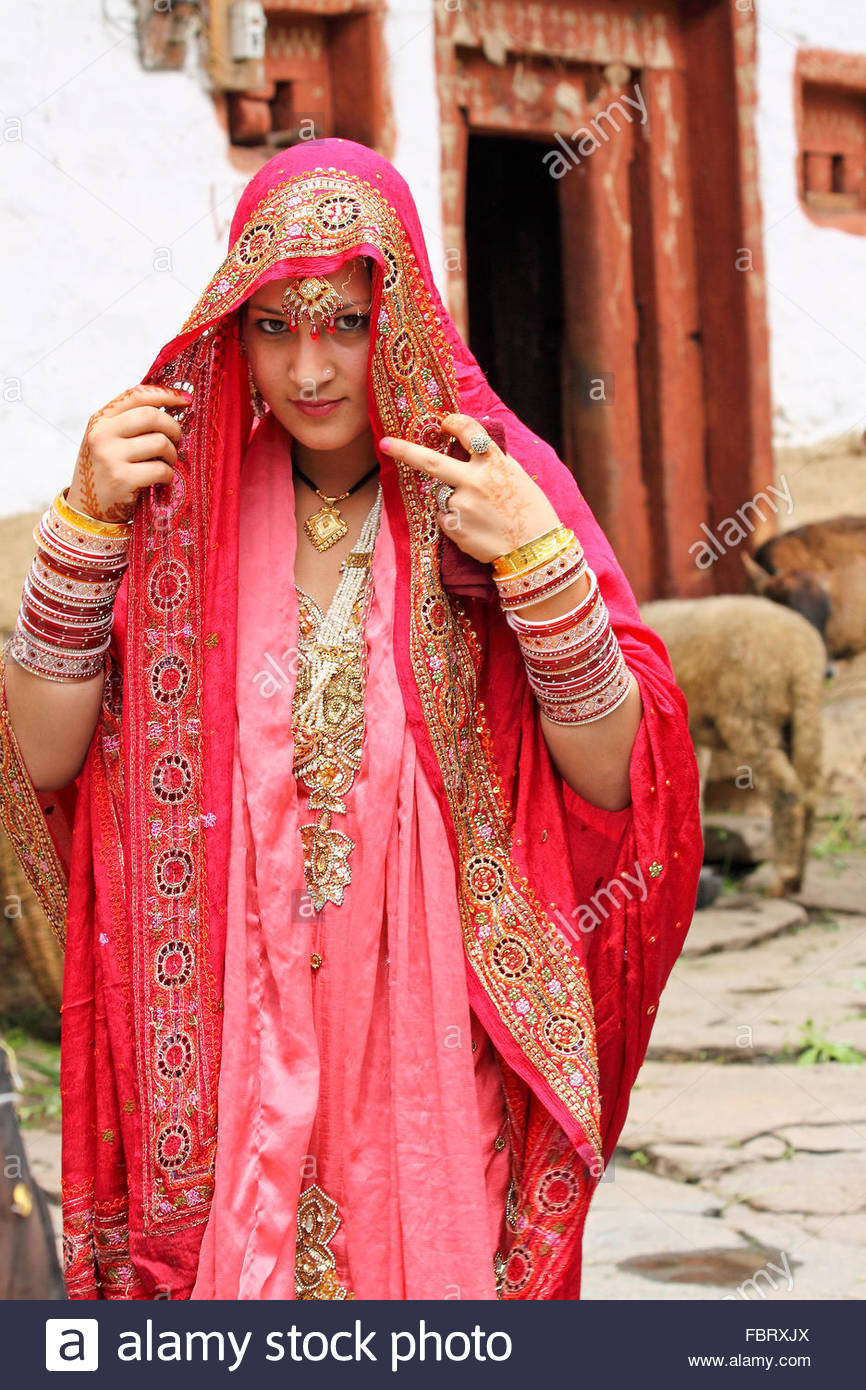 Indien Hochzeit
 Schöne indische Braut gekleidet in traditionelle Hochzeit