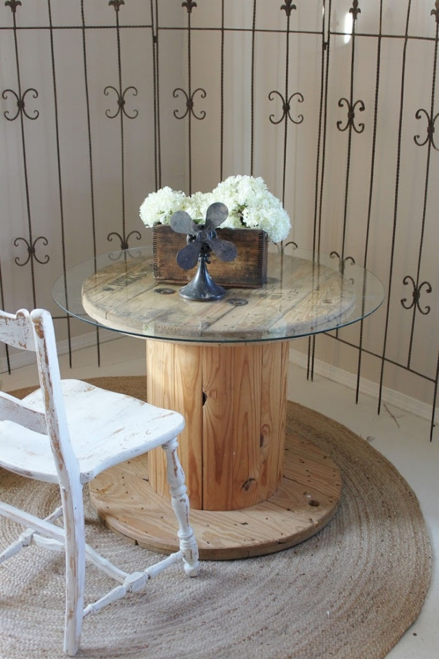 Kabeltrommel Tisch
 Gartentisch aus Holz bauen – 30 Ideen mit Kabeltrommeln