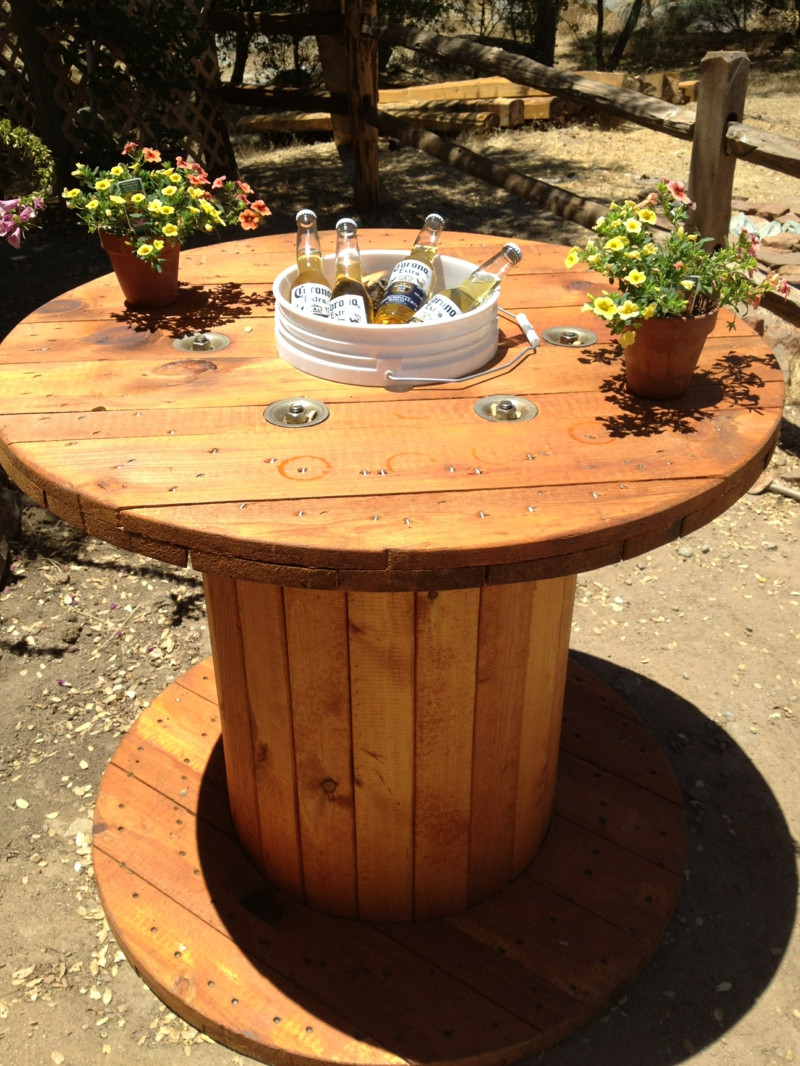 Kabeltrommel Tisch
 Gartentisch aus Holz bauen – 30 Ideen mit Kabeltrommeln