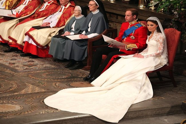 Kates Hochzeitskleid
 Herzogin Kates geheimes Brautkleid enthüllt VOGUE