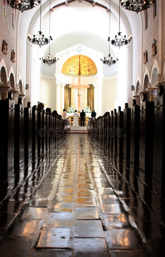 Katholische Hochzeit
 Katholische Kirche Hochzeit Stockbild Bild von gold