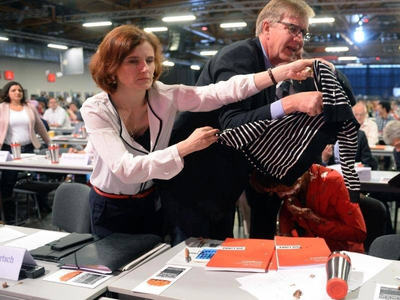 Katja Kipping Hochzeit
 Linke bestätigt Spitzen Duo Torten e auf Wagenknecht