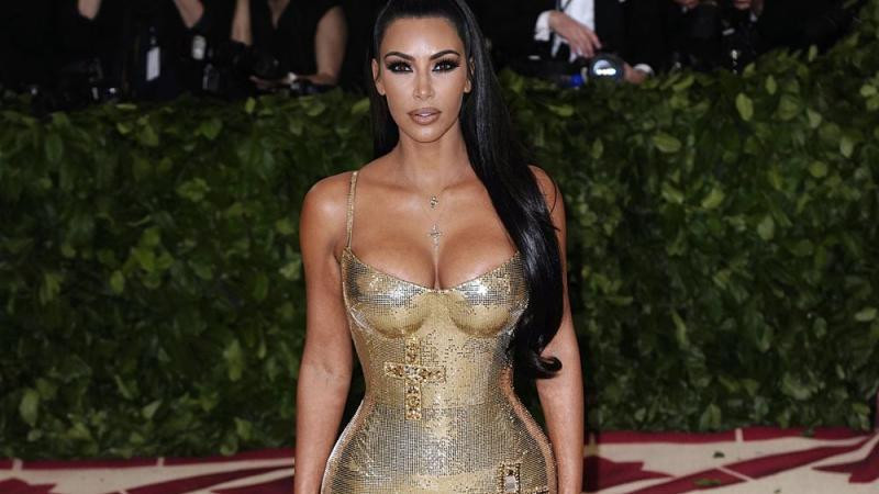 Kim Kardashian Hochzeit
 Kim Kardashian West Im goldenen Vintage Kleid zu Pusha T
