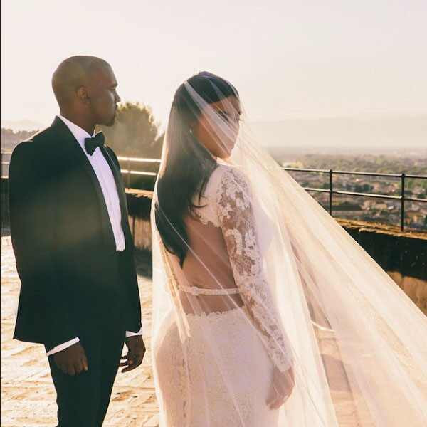 Kim Kardashian Hochzeitskleid
 Kanye West s Anniversary Tweet to Kim Kardashian Is 1 Day