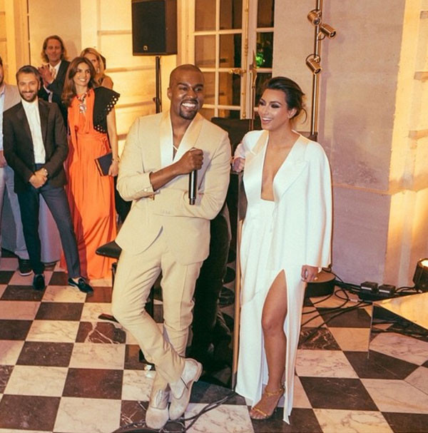 Kim Kardashian Hochzeitskleid
 Kanye West’s Anniversary Surprise For Kim Kardashian He’s