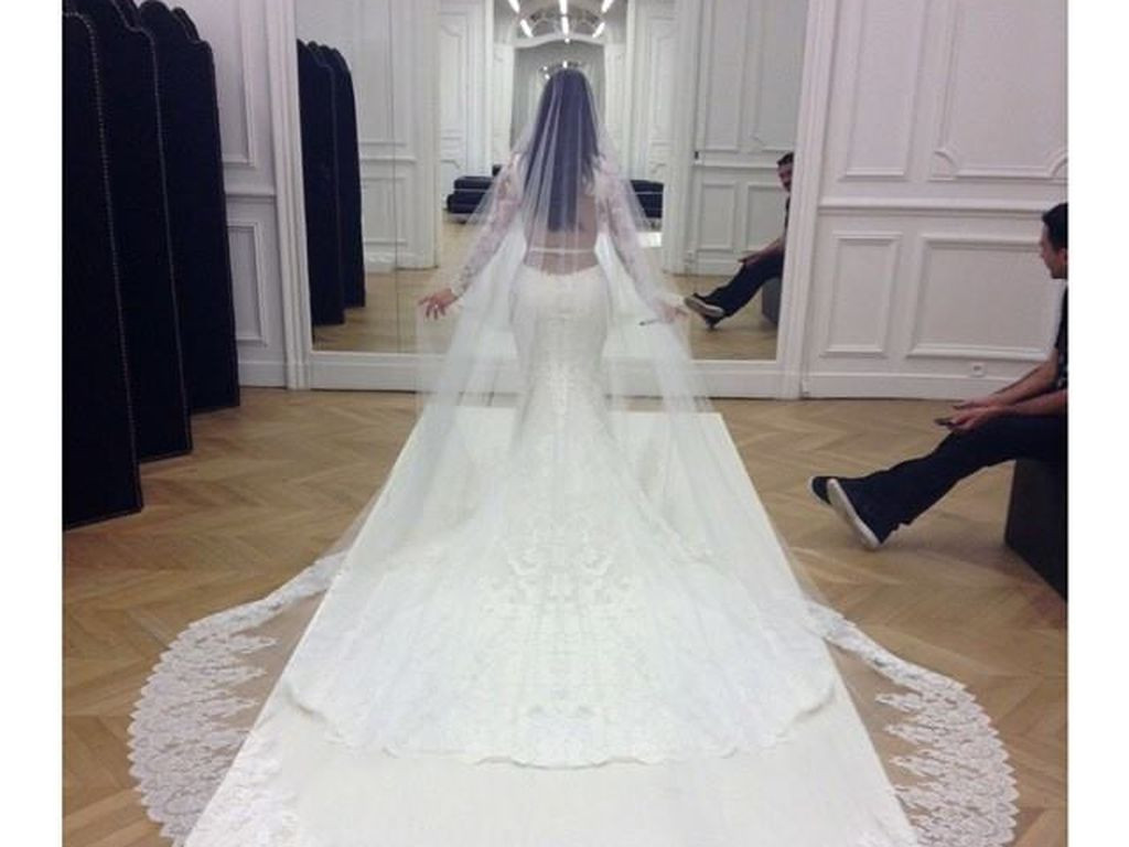 Kim Kardashian Hochzeitskleid
 In ganzer Pracht Kim Kardashian im Hochzeitskleid