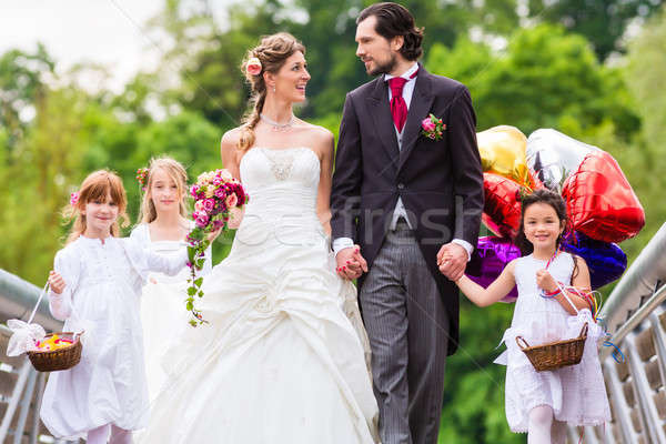 Kinder Hochzeit
 Hochzeit · Paar · Blume · Kinder · Brücke · Braut stock