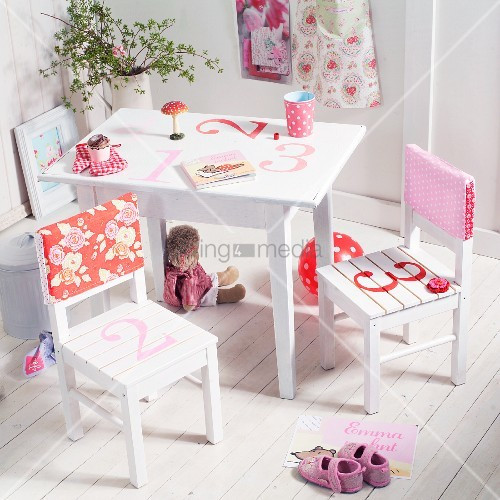Kindertisch Und Stühle
 Kindertisch und Stühle in Weiss mit – Bild kaufen