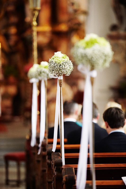 Kirchenbankschmuck Hochzeit
 decoration in church Blumenschmuck in der Kirche bei