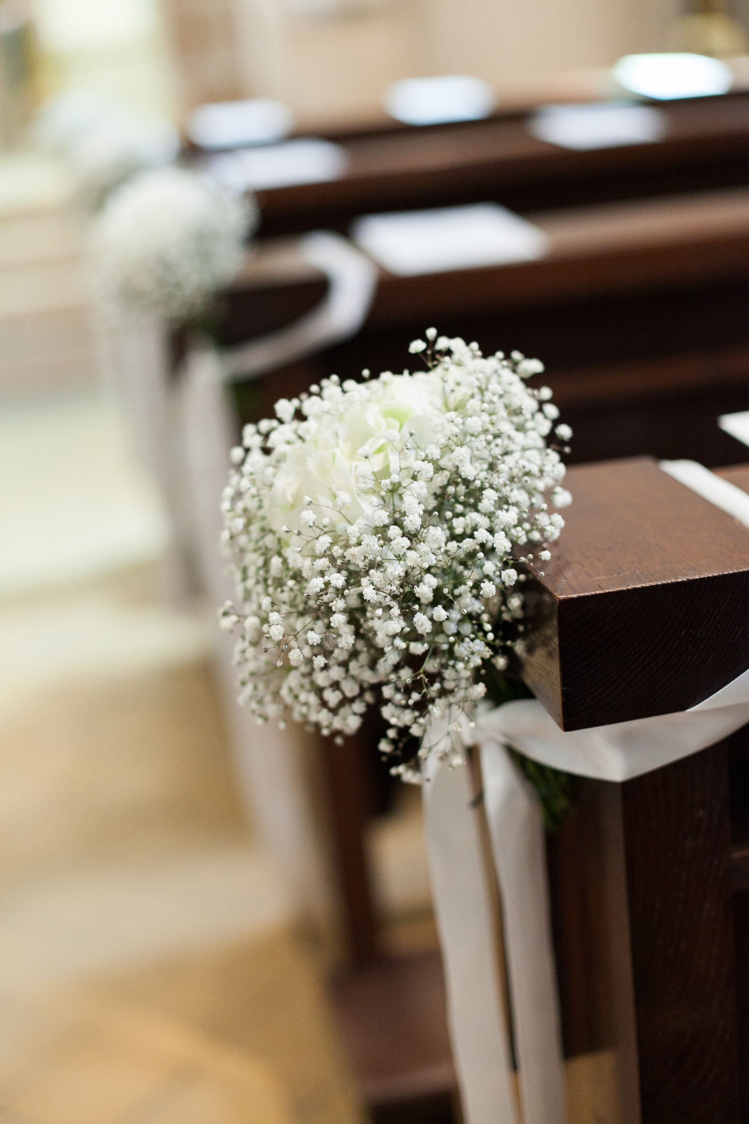 Kirchenbankschmuck Hochzeit
 Kirchenschmuck schlicht in weiß Schleierkraut mit