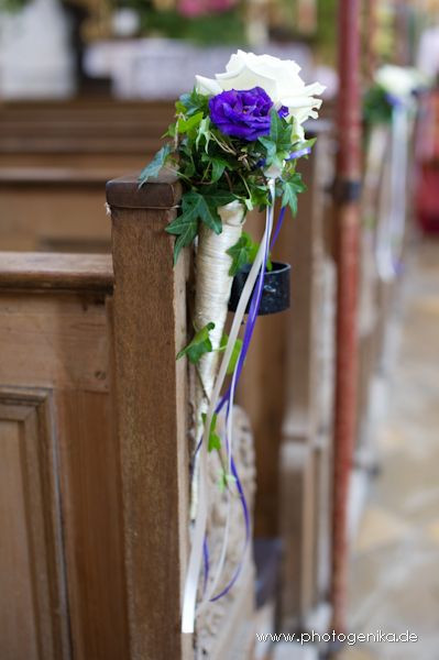 Kirchenbankschmuck Hochzeit
 Hochzeit Kirchenschmuck Rose in lila und weiß mit grünem